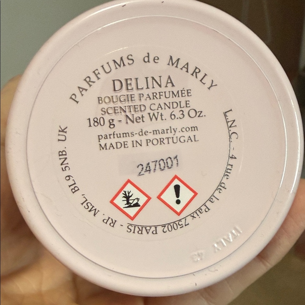 Parfums de Marly Delina Bougie Parfumée Scented Candle - Pink - Picture 3 of 10